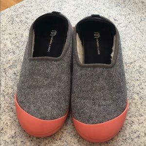 Mahabis Classic Slipper w/ removable rubber sole.